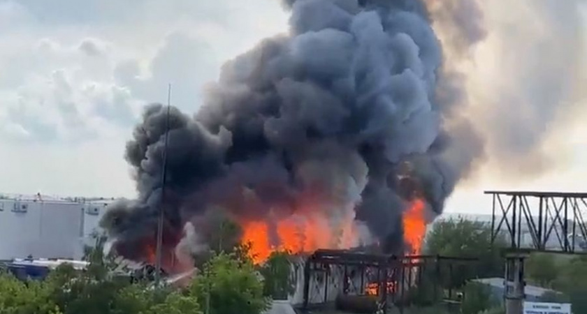 В сети появилось видео пожара на складе в Рыбном