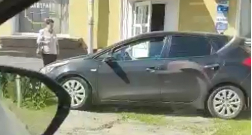 На Куйбышевском шоссе в Рязани засняли ехавшего по тротуару водителя