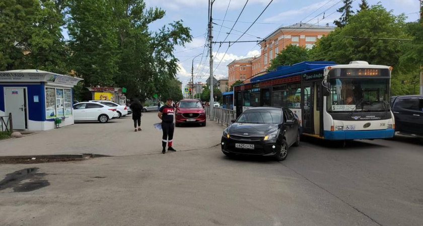 В Рязани водитель троллейбуса врезался в иномарку и покинул место ДТП