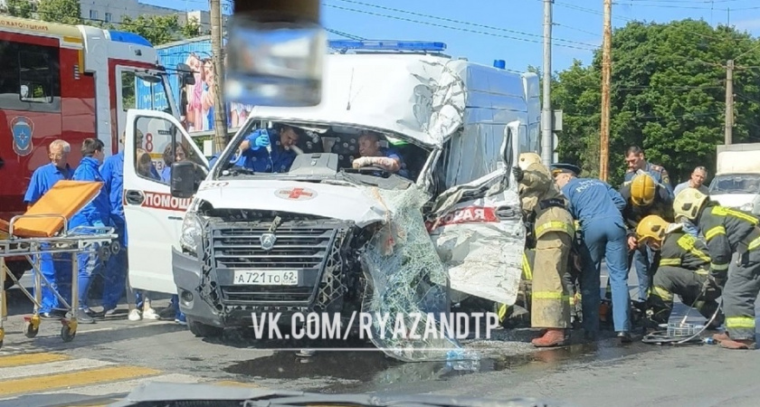 Утром 5 июня на Московском шоссе в Рязани машина скорой помощи попала в жесткое ДТП
