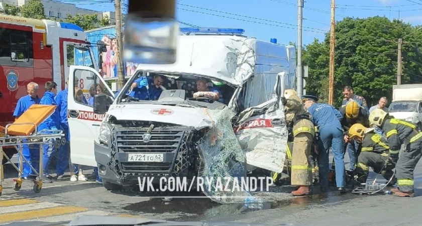ДТП в Рязани с машиной скорой помощи и ГАЗелью попало на видео