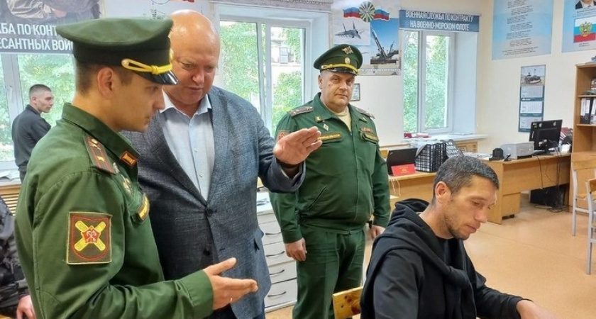 Депутат Госдумы Красов побывал в Рязани в пункте отбора на военную службу по контракту