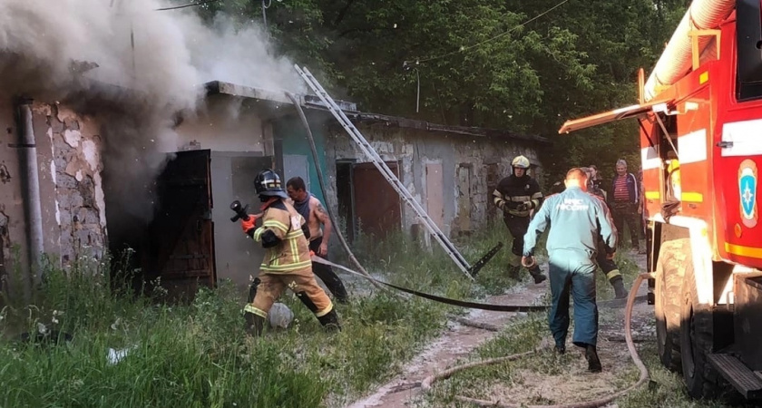 В поселке Строитель в Рязани подростки подожгли сараи