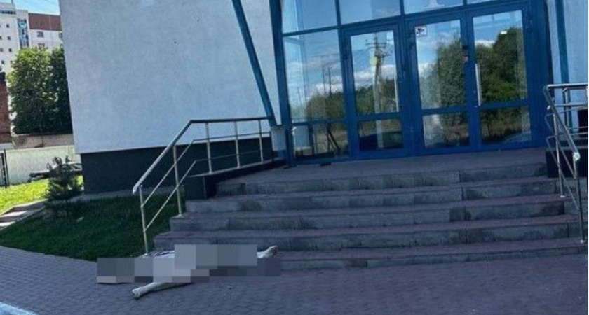 В Рязани женщина в халате выпала из окна многоэтажки