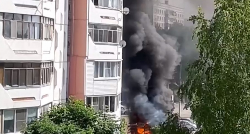 В Рязани на парковке у многоэтажки загорелись машины