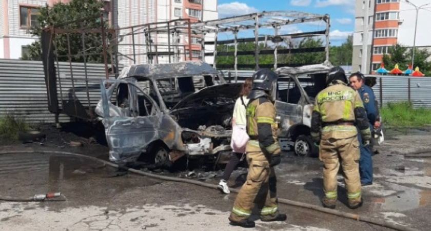 В Рязани сотрудники МЧС ликвидировали открытый огонь на парковке