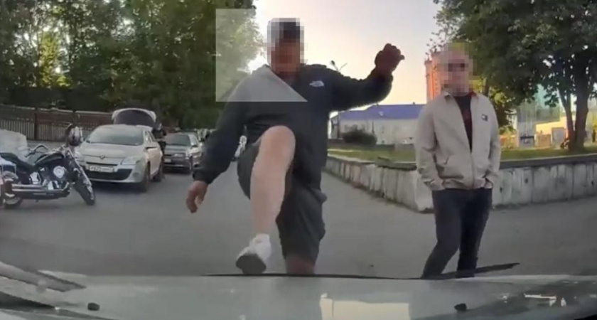 В Рязани неизвестный повредил автомобиль и напал на водителя у ЦПКиО в День России