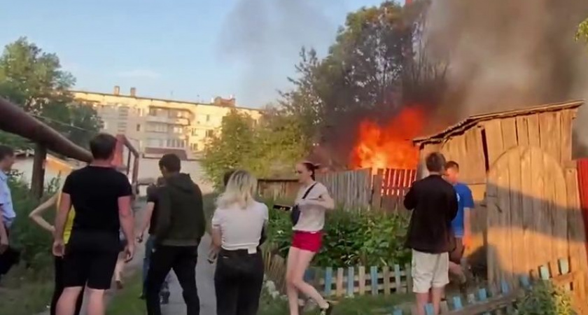 В Шацке Рязанской области сгорел жилой дом и несколько десятков гаражей