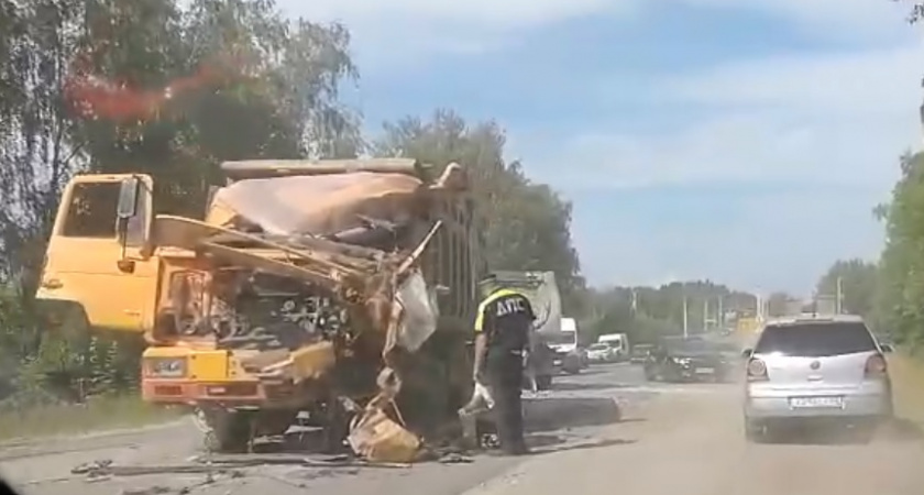Два грузовика столкнулись у путепровода в Рязанской области 5 июля