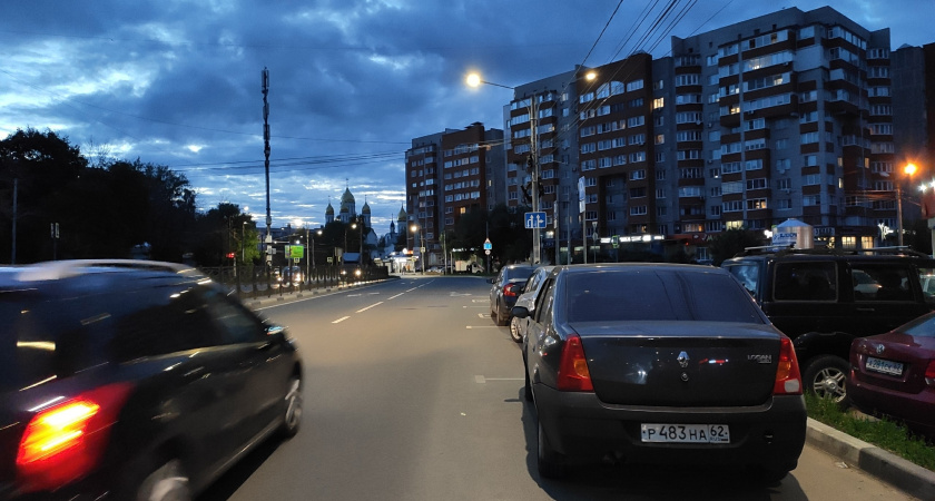 На улице Новоселов в Рязани неизвестный протаранил два автомобиля и скрылся с места ДТП