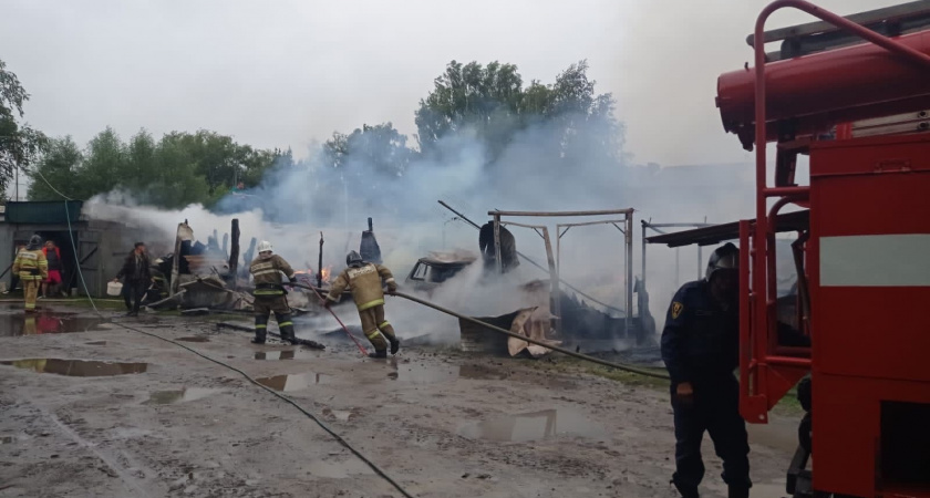 В Сараях Рязанской области загорелись десять нежилых построек