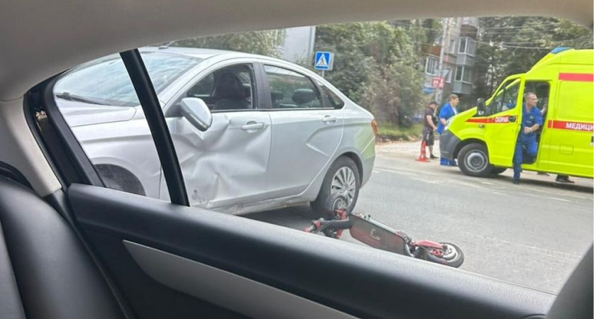 На улице Гагарина в Рязани водитель легковушки столкнулся с самокатчиком