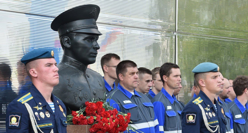 В Рязанской области открыли бюст погибшего в СВО Героя России Алексея Курганова