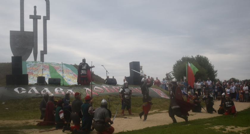 В Шилове на фестивале "Слава Добрыни" прошли бои на мечах, палицах, булавах и секирах