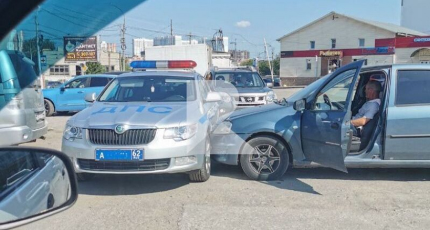 В Рязани на парковке Renault Logan врезалась в машину ДПС