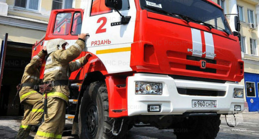 В МЧС высказались о возгорании автомобиля на улице Вокзальной в Рязани