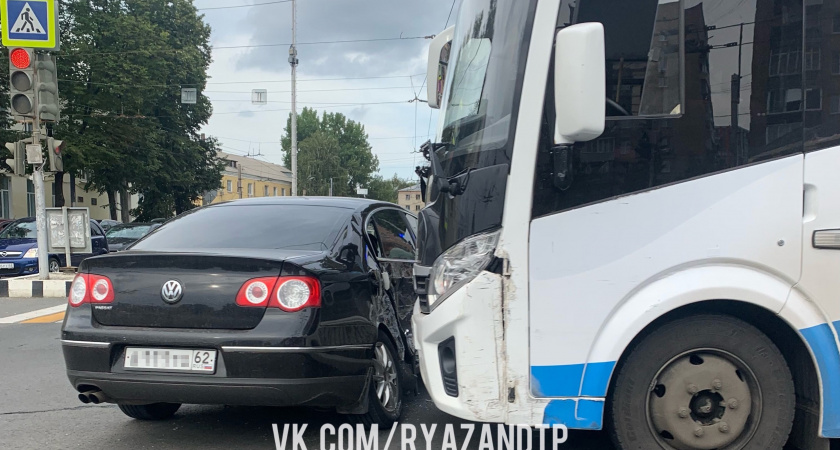 В центре Рязани в ДТП с маршруткой и Volkswagen пострадал человек