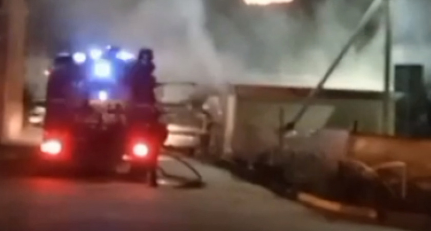 На улице Шереметьевской в Рязани пожар на контейнерной площадке перекинулся на автомобиль