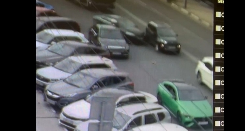 На улице Ленина в Рязани водитель Ford задел 2 машины и уехал с места ДТП