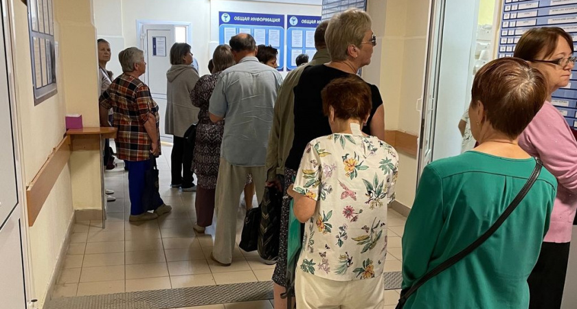 Жители Рязани пожаловались на огромную очередь в регистратуру поликлиники №4