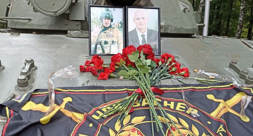 В Рязани на танке появился мемориал Евгению Пригожину и Дмитрию Уткину