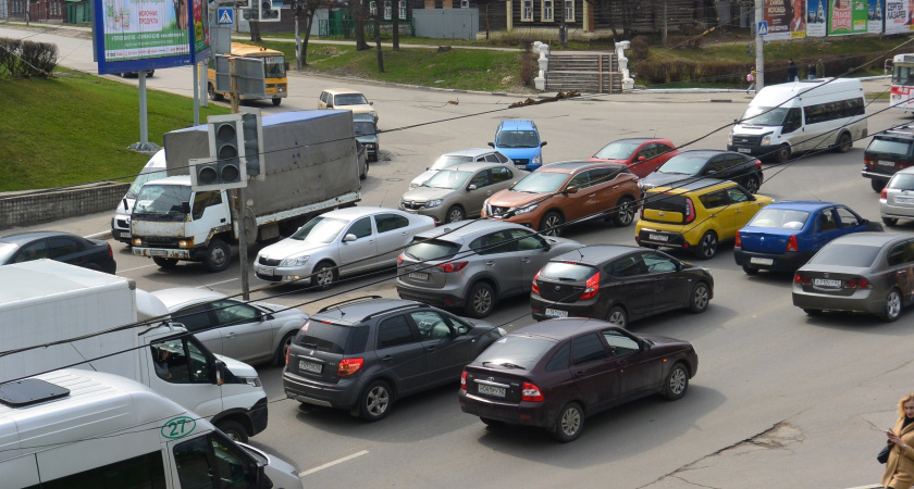 Пробка у платного путепровода в Соколовке Рязани сохранилась после введения оплаты картой