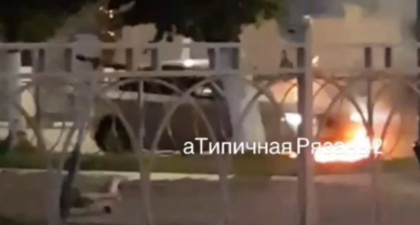 В Рязани на улице Соборной вспыхнул автомобиль