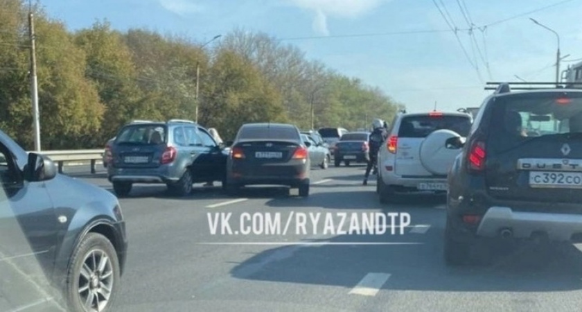 На Московском шоссе в Рязани из-за ДТП с Hyundai и Lada образовалась пробка