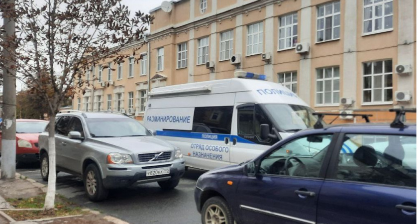 У здания администрации Рязани заметили полицейские автомобили с надписью «Разминирование»