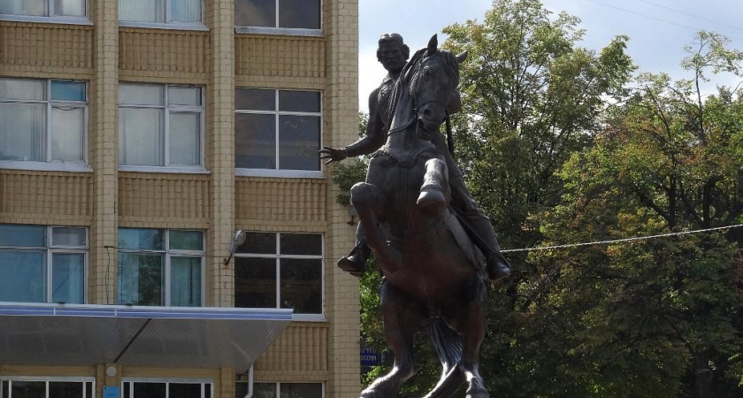 37-летний рязанец пострадал после падения с памятника Евпатию Коловрату