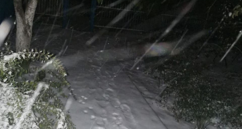 Жители Рязани засняли первый снег вечером 26 октября