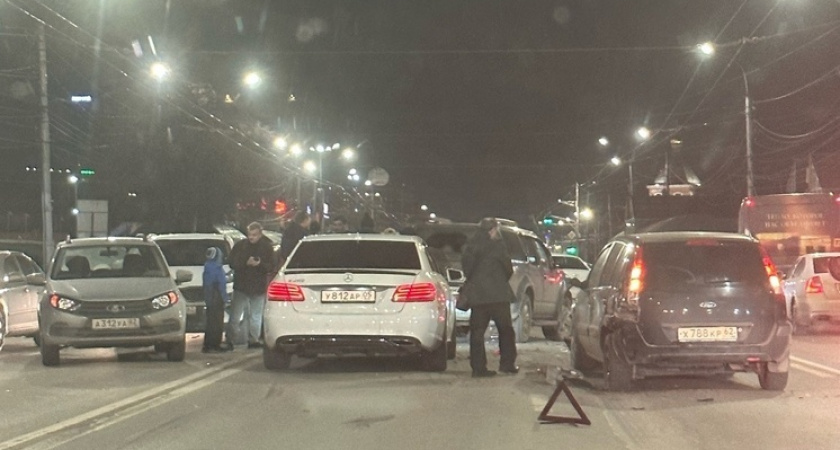 В ДТП с 5 машинами на Московском шоссе в Рязани пострадал 36-летний мужчина