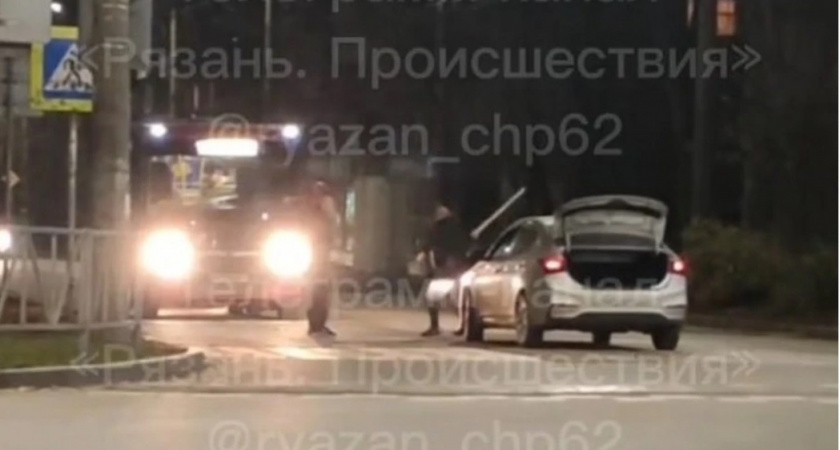 В Рязани водитель машины угрожал пешеходу на перекрестке палкой