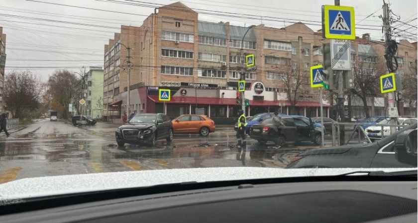В Рязани произошла дорожная авария на одном из перекрестков