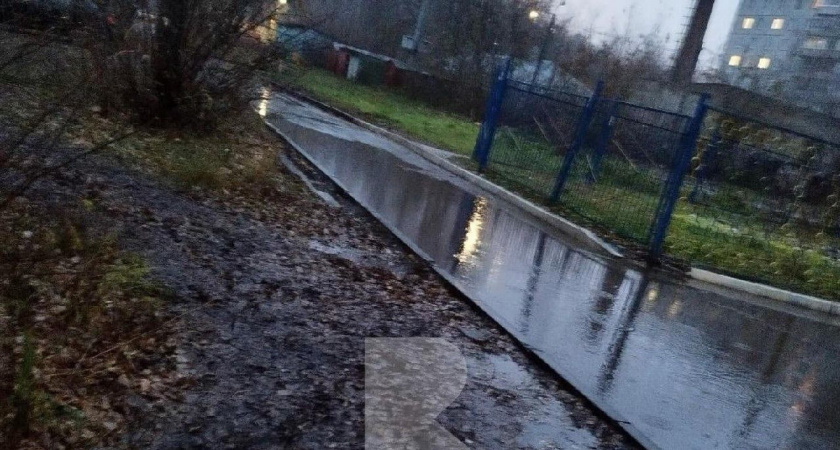 В Рязани жителей возмутила затопленная дорога у детского сада №104