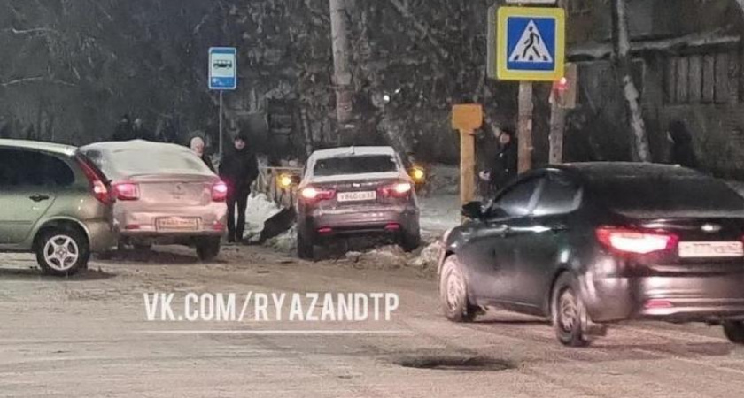 На перекрёстке Черновицкой и Островского в Рязани произошло массовое ДТП