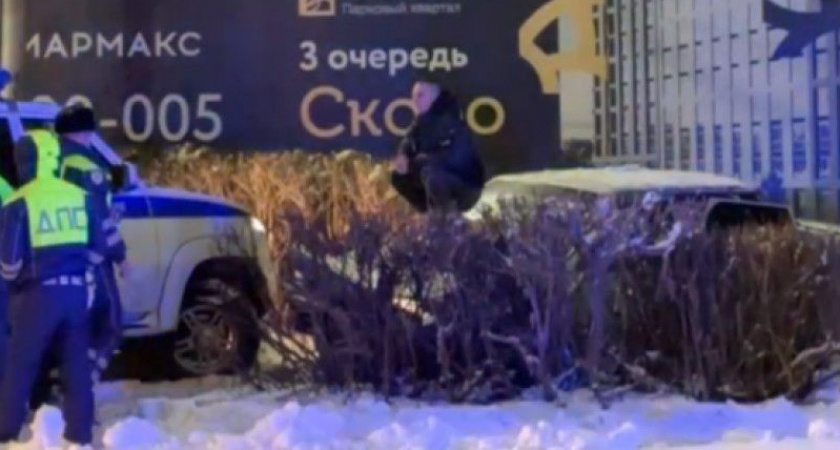 В Рязани молодой человек залез на капот и позировал на фоне полицейских и разбившегося авто