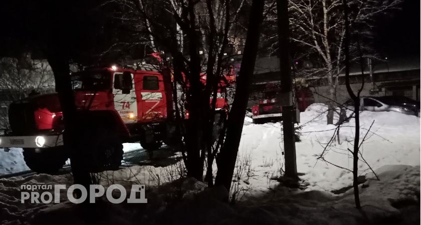 В Рязанской области пожарные почти четыре часа боролись с огнем в ангаре