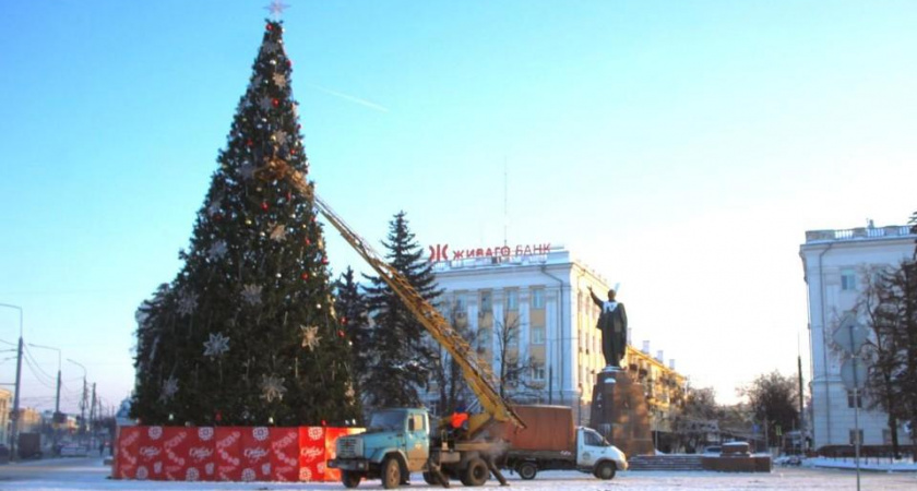 На площади Театральной в Рязани появилась 18-метровая Новогодняя ель