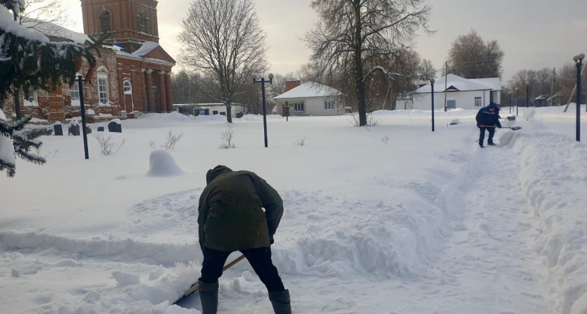 Рязанские осужденные добровольно помогли очистить село Дмитриево от снега