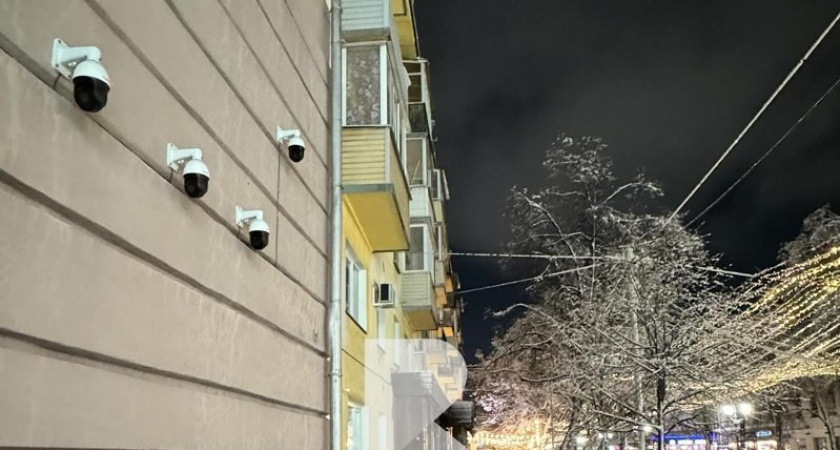 Жители Рязани заметили на улице Почтовой 4 камеры на одной стене
