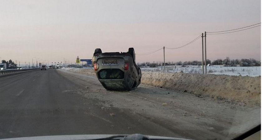 В Рязани на Солотчинском шоссе перевернулся автомобиль