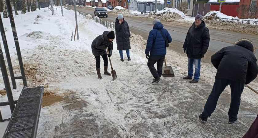 196 жителей Рязани вышли на субботник по уборке снега 
