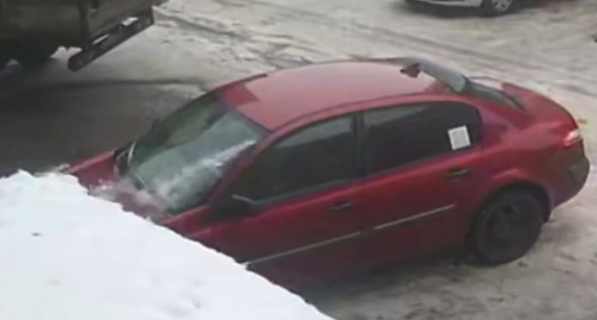В Дядькове рухнула ледяная глыба на припаркованный автомобиль