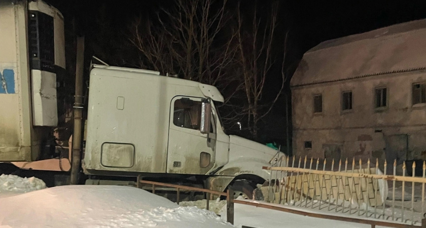 ГИБДД Рязанской области проводит проверку после ДТП с фурой, протаранившей ограду церкви