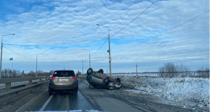 В Рязани на трассе опрокинулась машина