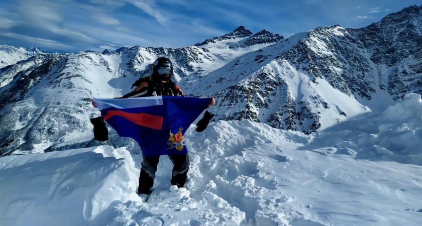 Рязанский конвойный УФСИН РФ Александр Крайних установил флаг на вершине Эльбруса