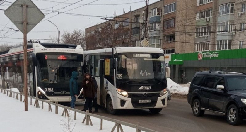 На Касимовском шоссе в Рязани столкнулись троллейбус и маршрутка