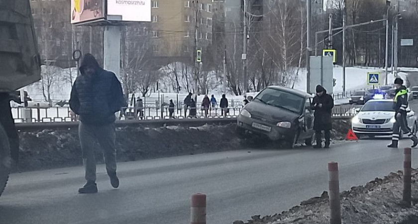 На Муромском шоссе в Рязани в ДТП попали Lada и КамАЗ