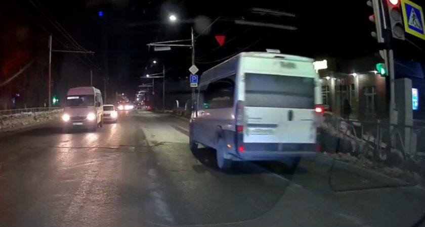В Рязани водитель маршрутки с пассажирами проехал на красный сигнал светофора